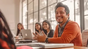 Hombre de 45 años sonriendo en reunión. Rehabilitación oral en Bogotá