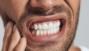 Hombre dolor de muela ¿Qué pasa si ignoro la enfermedad periodontal?