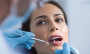Mujer en Plan de tratamiento periodontal en Bogotá